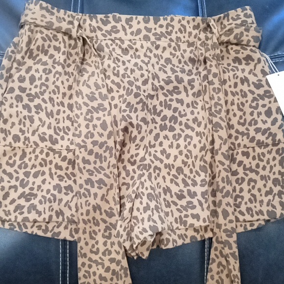 😍😍♥️♥️Leopard print shorts with belt♥️♥️♥️ - Picture 5 of 8